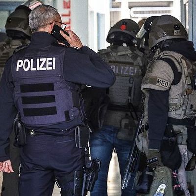 26. Dezember 2024, Nordrhein-Westfalen: Die Polizei, darunter auch Angehörige eines SEK, nimmt in einem Haus in Hagen einen 20-jährigen Mann fest.