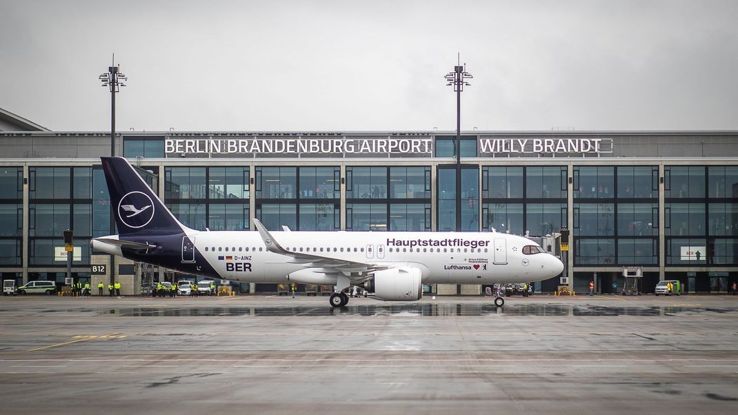 Einer der vom Streik betroffenen Flughäfen ist der BER in Berlin.