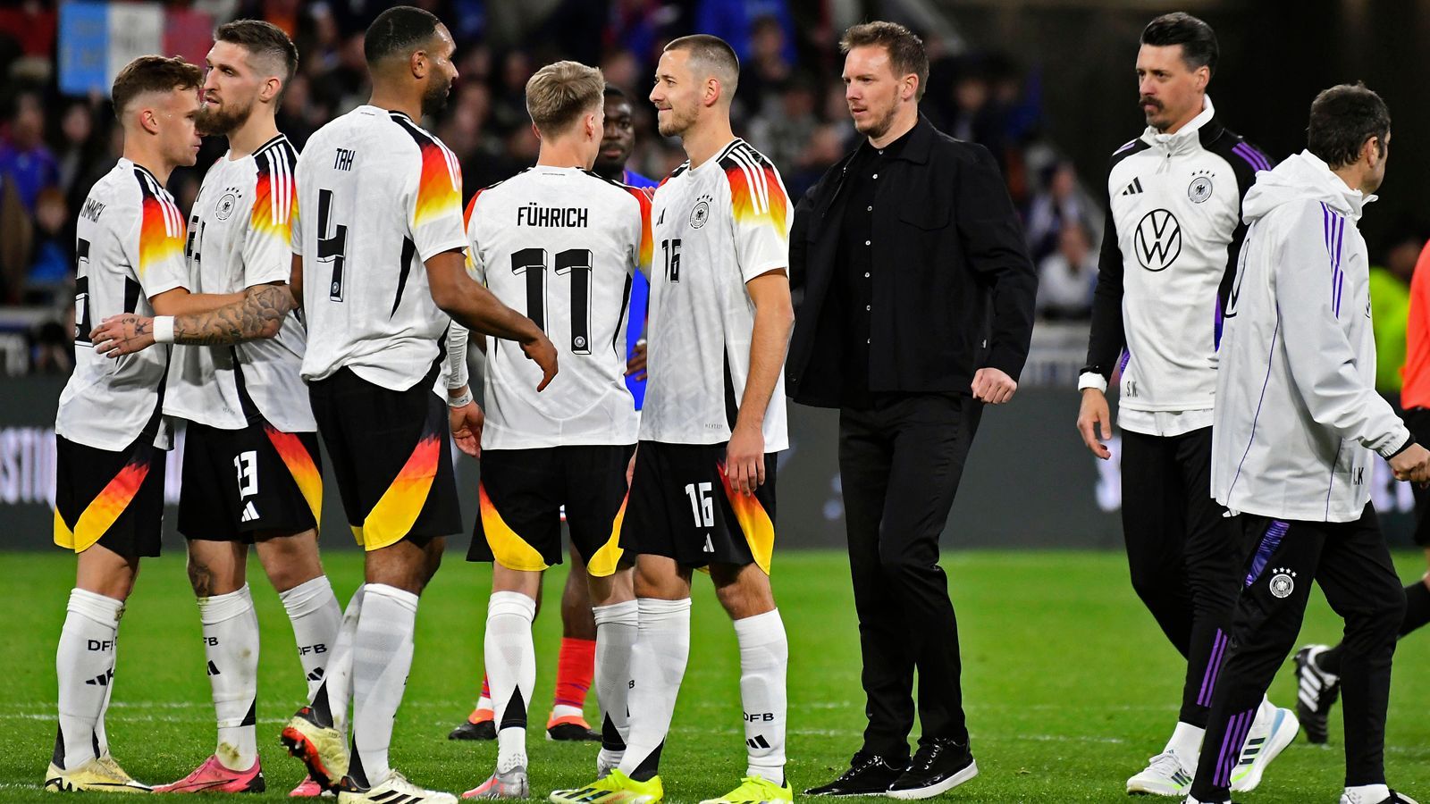 <strong>Internationale Presse mit viel Lob für das DFB-Team</strong><br>Nach dem überzeugenden 2:0-Sieg Deutschlands beim Länderspiel in Frankreich erntete das DFB-Team um Rückkehrer Toni Kroos und Bundestrainer Julian Nagelsmann viel Lob. In Frankreichs Presse hagelt es hingegen erwartungsgemäß herbe Kritik für die "'Equipe Tricolore". <em><strong>ran</strong></em> zeigt die internationalen Pressestimmen.