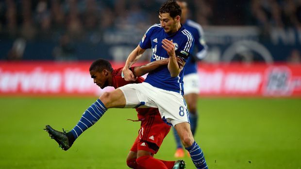 
                <strong>Leon Goretzka</strong><br>
                Leon Goretzka: Der Mittelfeldspieler hatte vor dem Gegentreffer durch Alaba Pech, dass er den Schuss des Österreichers noch entscheidend abfälschte. Danach arbeitete der frühere Bochumer fleißig im defensiven Mittelfeld. Nur bei einigen Gegenstößen fehlte dem Jungspund die entscheidende Übersicht, wie etwa in der 35. Minute, als er die besser postierten Huntelaar und Sane übersah und selbst abschloss. ran-Note: 4.
              