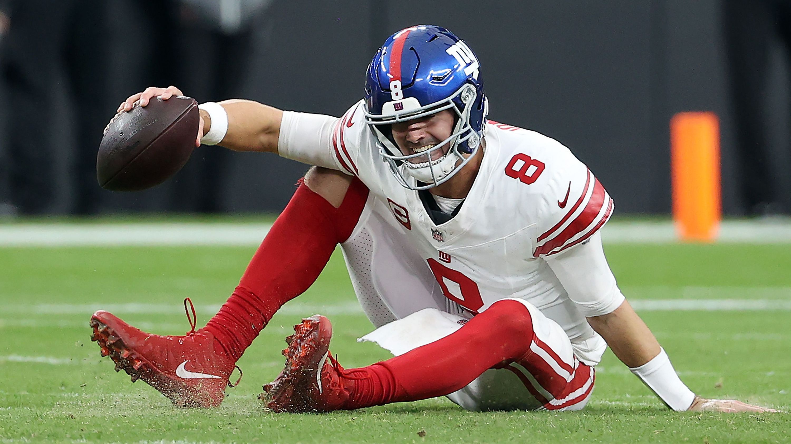 <strong>Week 9: Daniel Jones (New York Giants)</strong><br>Gegen die Raiders mussten die Giants nicht nur eine herbe 6:30-Pleite einstecken, Quarterback Jones erlitt zudem einen Kreuzbandriss und wird damit erst in der Saison 2024 wieder eingreifen können. Vor Week 12 unterzog sich der 26-Jährige erfolgreich einer Knie-OP und wird laut "ESPN" acht bis zehn Monate ausfallen.