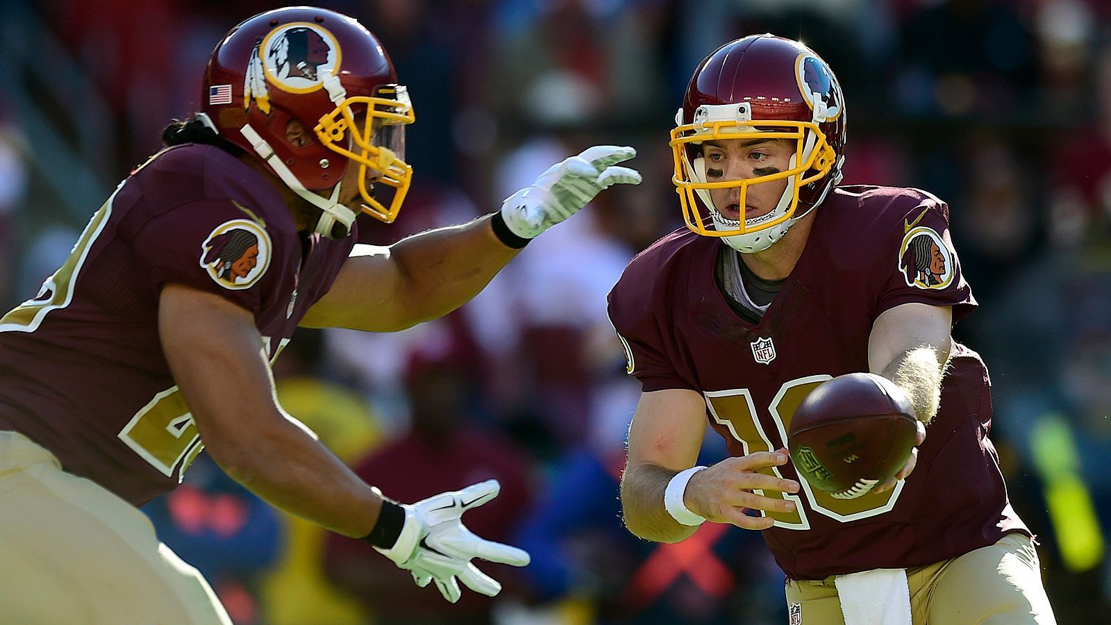 
                <strong>Washington Redskins</strong><br>
                Aktuelle Position: 8Bilanz: 7-8Conference-Bilanz: 6-5Restprogramm: Eagles (H)Einschätzung: Die Playoffs sind für die Redskins in diesem Jahr weit entfernt - auch weil sich mit Alex Smith und Colt McCoy die beiden etatmäßigen Quarterbacks verletzt aus der Saison verabschiedet haben. Bei den Titans setzte es in Week 16 eine bittere Pleite, womit die Redskins bei 7-8 stehen. Die Chancen sind also auf ein Minimum gesunken. Am letzten Spieltag geht es gegen die Eagles.Möglicher Weg in die Playoffs: Die Redskins gewinnen das letzte Spiel (8-8) und müssen auf sehr viel Schützenhilfe hoffen. 
              