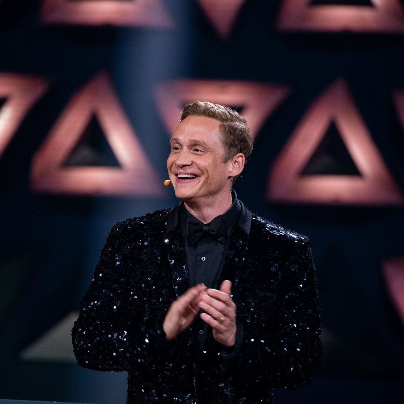 Show-Host Matthias Schweighöfer hat gut lachen, er moderiert auch die 5. Folge von "Wer stiehlt mir die Show?" 2023.