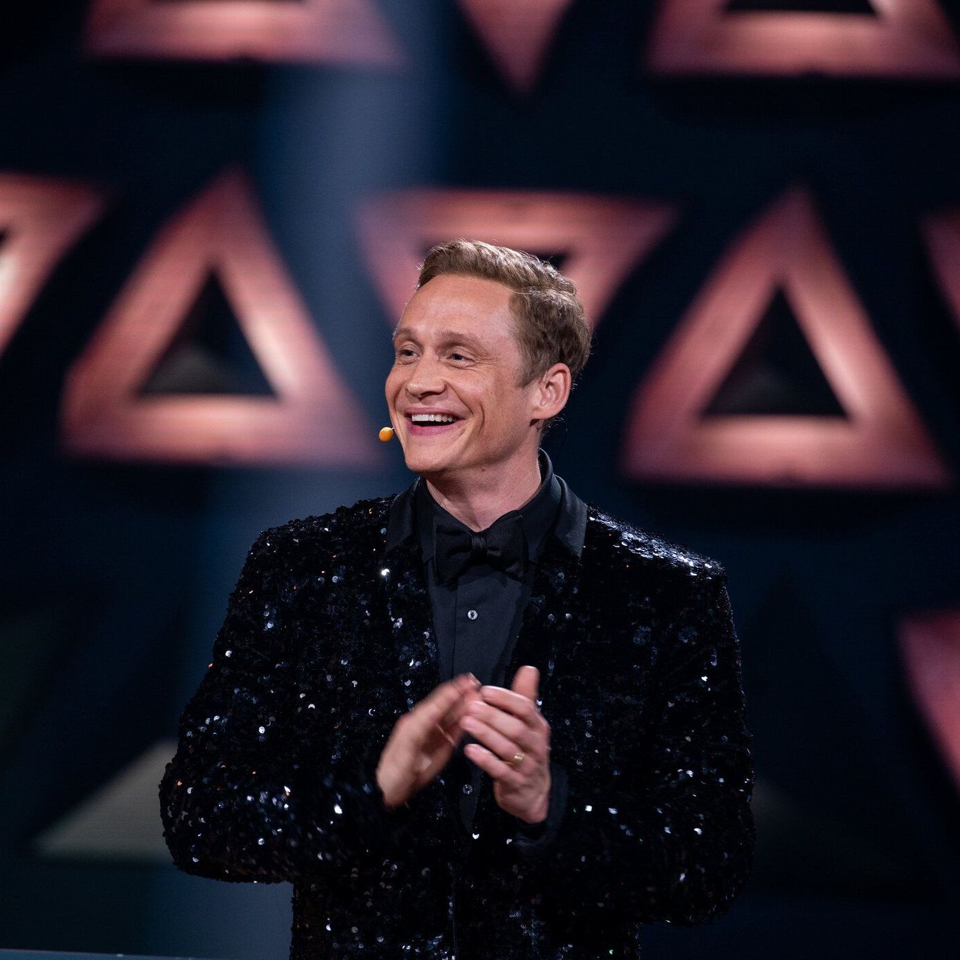 Show-Host Matthias Schweighöfer hat gut lachen, er moderiert auch die 5. Folge von "Wer stiehlt mir die Show?" 2023.