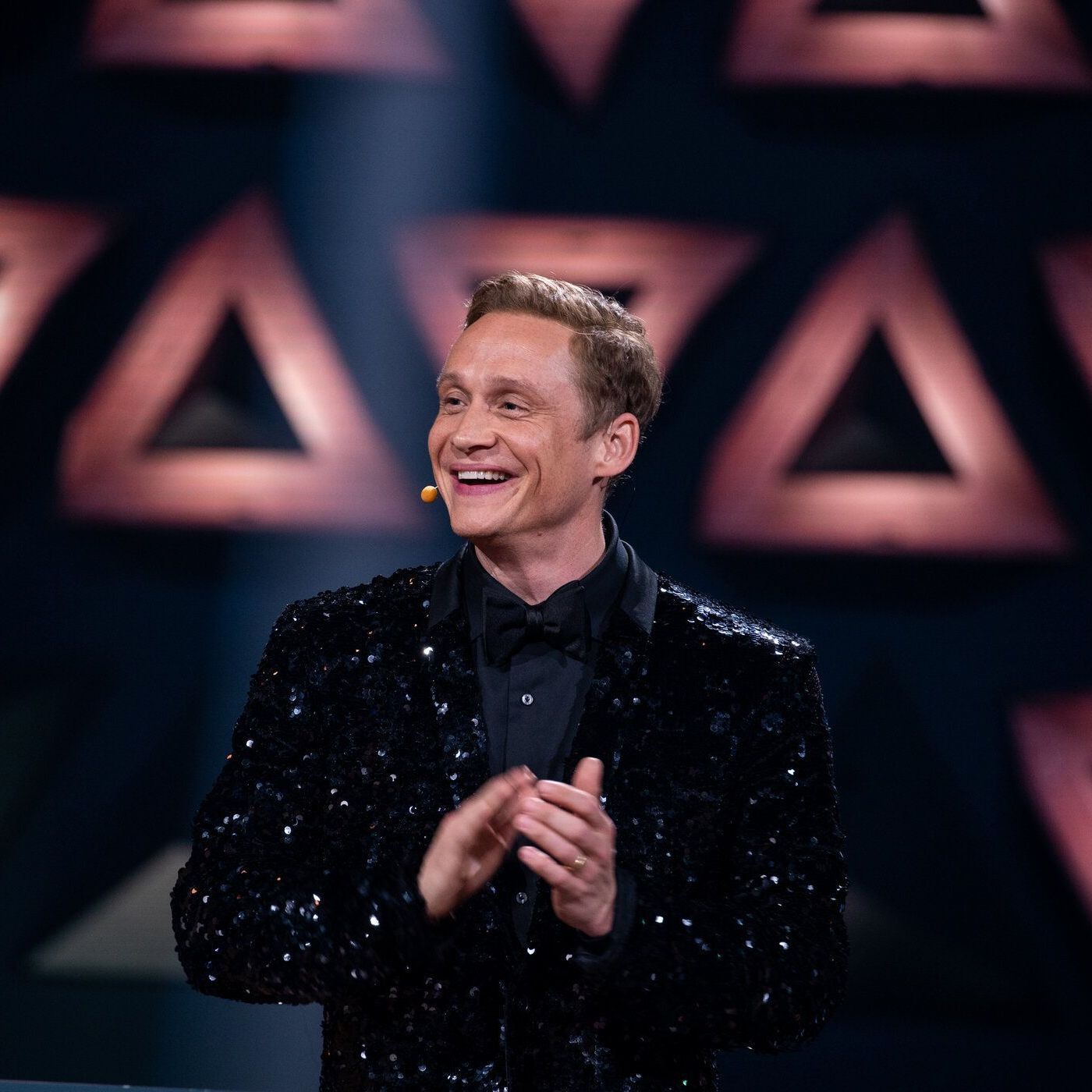 Show-Host Matthias Schweighöfer hat gut lachen, er moderiert auch die 5. Folge von "Wer stiehlt mir die Show?" 2023.