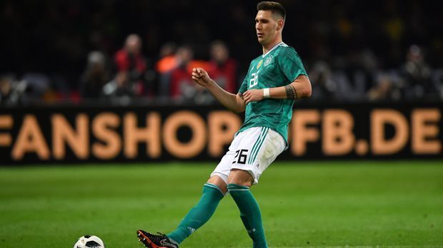 
                <strong>Niklas Süle (FC Bayern München)</strong><br>
                Bis Boateng tatsächlich wieder bei einhundert Prozent ist, setze ich auf einen dritten Münchner, Niklas Süle. Der frühere Hoffenheimer konnte sich in seiner ersten Bayern-Saison sowohl mit Boateng als vor allem mit Hummels in zahlreichen Begegnungen einspielen und somit sollte es im zentralen Abwehrbereich auch mit dem erst 22-jährigen Süle keine Abstimmungsprobleme geben.
              