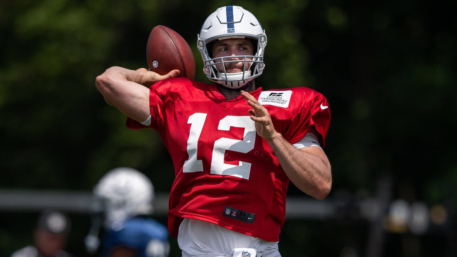 
                <strong>Offseason 2019: Wadenverletzung</strong><br>
                Im April diesen Jahres verletzt sich der 29-Jährige an der Wade und nimmt nicht am Minicamp der Colts teil. In der Folgezeit wird die Verletzung immer mysteriöser. Anfang August bestätigt Luck noch gegenüber "NBC", dass er von einem Einsatz in Week 1 ausgehe. Mitte des Monats wird der Zustand seiner Verletzung dann immer undurchsichtiger. Owner Jim Irsay spricht Anfang August zunächst von einer kleinen knöchernen Verletzung im unteren Bein, General Manager Chris Ballard verlautbart ein Problem mit dem Knöchel. Am 25. August erfolgt dann aus dem Nichts die Verkündigung von Lucks Karriereende mitten im Preseason-Spiel gegen die Chicago Bears. Nach endlosen Rückschlagen über die Jahre fühle sich der Quarterback nach eigener Aussage im Kreislauf zwischen "Verletzung, Schmerzen, Reha, Verletzung, Schmerzen, Reha" gefangen und zieht nun die Reißleine.
              