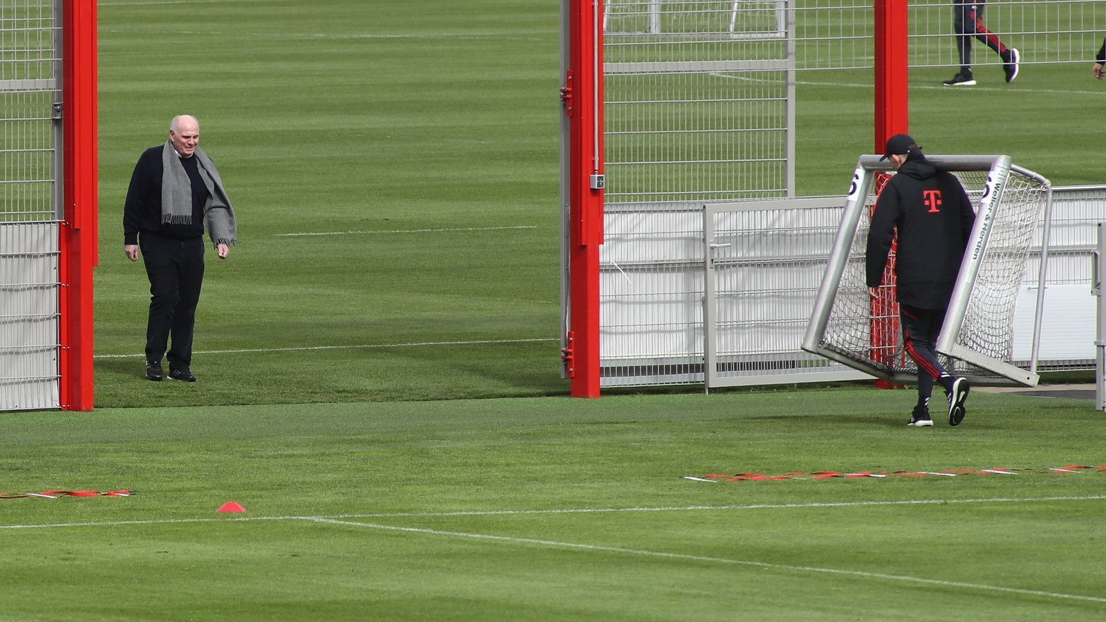 
                <strong>Uli Hoeneß trifft Thomas Tuchel beim Bayern-Training</strong><br>
                Am Mittwochvormittag tauchte Uli Hoeneß überraschend beim Training des FC Bayern München auf. Der Ehrenpräsident und langjährige Manager begrüßte den neuen Trainer Thomas Tuchel vor der Trainingseinheit freundlich.
              
