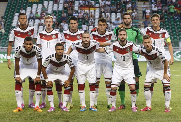 
                <strong>Gleich die nächste goldene Generation?</strong><br>
                Vor zwei Wochen holte die deutsche A-Nationalmannschaft in Brasilien den WM-Titel. Das aktuelle Team von Joachim Löw wird als "goldene Generation" bezeichnet. Doch bei der U19-EM wächst schon das nächste herausragende Team heran.
              