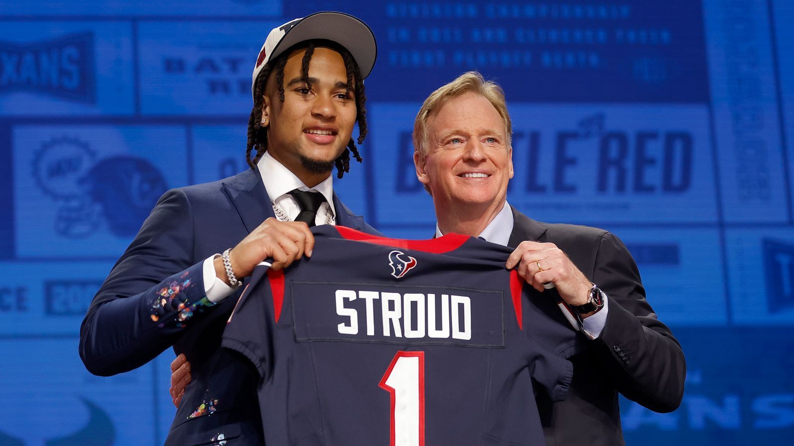 
                <strong>Houston Texans</strong><br>
                Quarterback: Auch bei C.J. Stroud (l.) ist die Sache klar. Der Signal Caller wurde an Position zwei ausgewählt und soll die Texans in die Zukunft führen. Mit Backup Davis Mills hat Stroud auch keine sonderlich starke Konkurrenz.Center: In der zweiten Runde holten die Texans mit Juice Scruggs den Mann, der künftig vor Stroud spielen wird. Der vielseitige Center wird der schwächelnden O-Line der Texans sofort weiterhelfen.Defensive End: Für die Defensive wurde als dritter Pick der ersten Runde Will Anderson Jr. geholt, der Pass Rusher galt für viele Experten als der beste Nicht-Quarterback im Draft. Klar, dass Anderson Jr. direkt spielen soll.
              