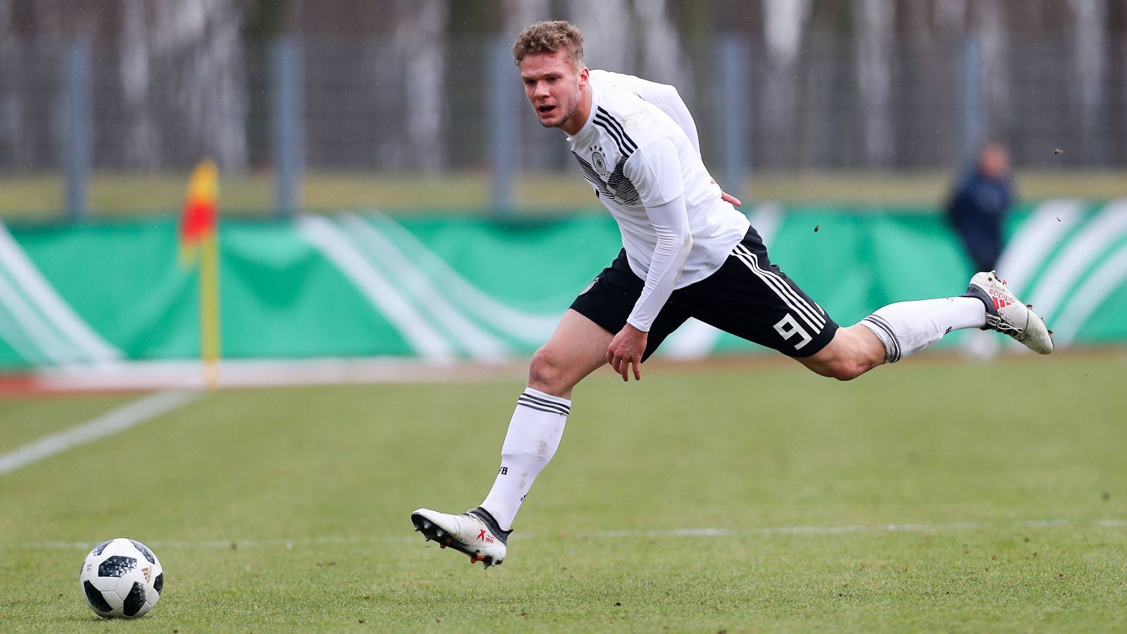 
                <strong>VfB Stuttgart - 6 Spieler</strong><br>
                U21: Timo BaumgartlU19: Jose-Enrique Rios Alonso, Eric Hottmann (Foto)U18: Antonis Aidonis, Leon DajakuU17: Jordan Meyer
              