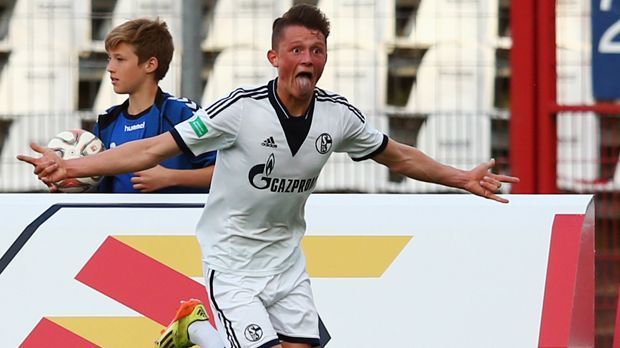 
                <strong>FC Schalke 04: Fabian Reese</strong><br>
                FC Schalke 04: Fabian Reese. Die "Knappenschmiede" aus Gelsenkirchen steht traditionell für gute Qualität, siehe Özil, Draxler, Neuer und Co. Mit Reese haben die Schalker den nächsten Jungspund in der Pipeline. Sein Debüt gab der Offensiv-Spieler am 13. Spieltag gegen den FC Bayern München.
              