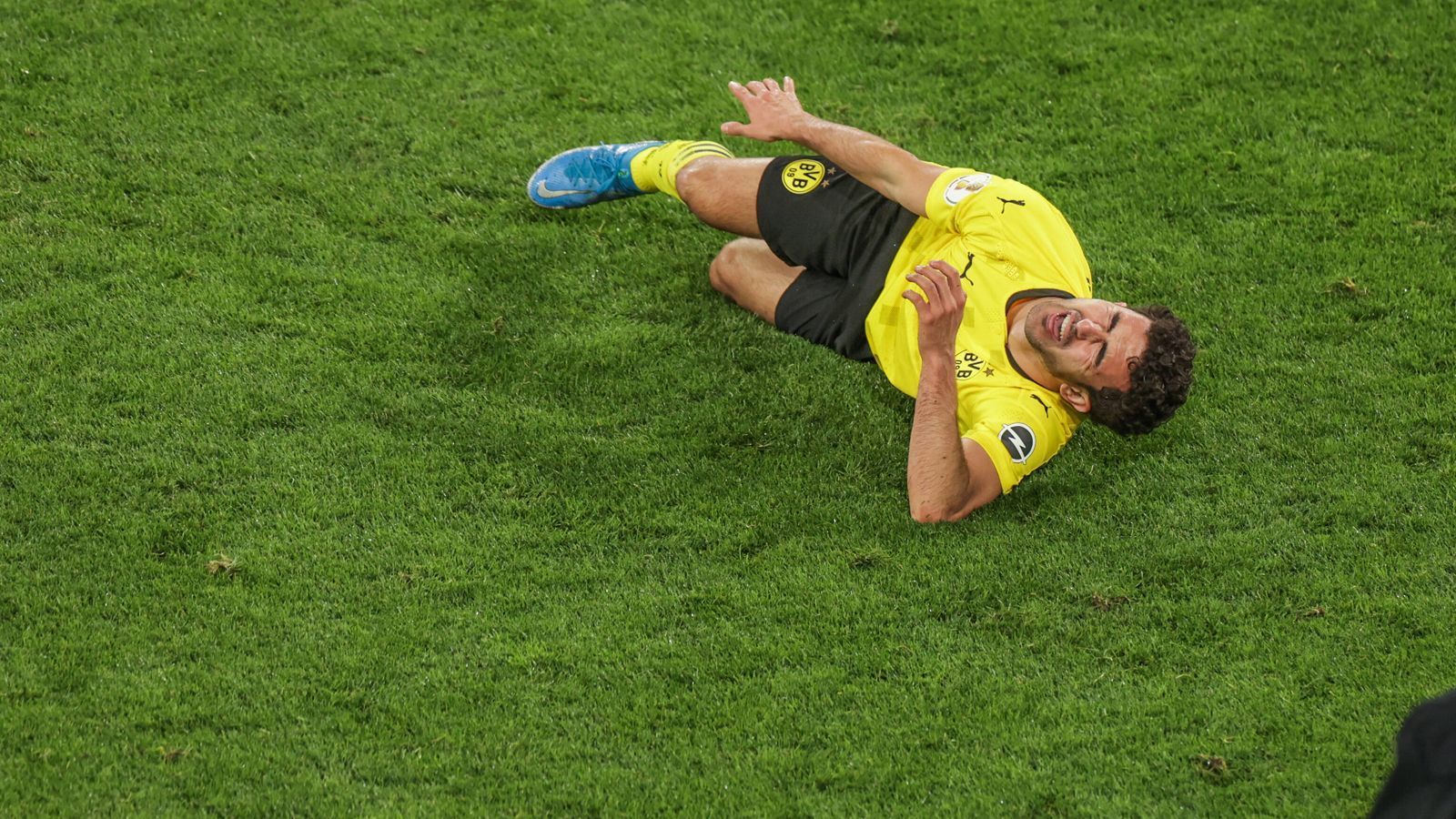 
                <strong>Mateu Moreys Verletzung schockt Borussia Dortmund</strong><br>
                Die Anteilnahme ist groß. Nicht nur Mitspieler und Gegner kümmern sich anschließend gleich um den Verletzten, auch in den sozialen Netzwerken ist die Aufmunterung und die Bestürzung groß.
              