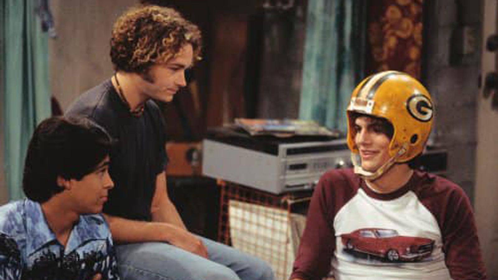 
                <strong>Green Bay Packers - "Die wilden Siebziger" </strong><br>
                Die Sitcom "Die wilden Siebziger" lief von 1998 bis 2006 und war nicht nur in den Vereinigten Staaten ein voller Erfolg. Stets im Zentrum der Serie: die Franchise der Green Bay Packers. Vater und Familienoberhaupt Reginald Albert "Red" Forman ist glühender Packers-Fan, auch im Leben von Sohn Eric sowie seinen Freunde Michael und Steven spielen die "Cheeseheads" eine große Rolle. Dabei bekommt vor allem der Packers-Helm eine große Bedeutung: Macht ein Mitglied der Bande etwas so Dummes, dass es sogar gefährlich wird, beschließen die anderen Jungs, dass er als Strafe den Helm tragen muss. Zudem spielt die Serie in der fiktiven Stadt Kenosha in Wisconsin und liegt damit ohnehin im Einzugsgebiet von Green Bay. Beim Spiel Packers vs. Bears: https://www.youtube.com/watch?v=Prxh7fS_8MI
              