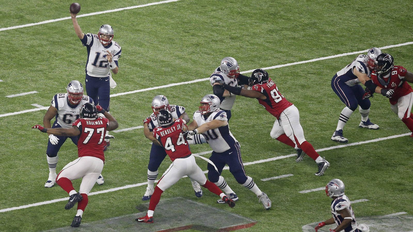 
                <strong>Super Bowl LI (5. Februar 2017, Houston)</strong><br>
                New England Patriots – Atlanta Falcons 34:28 Im Super Bowl LI gelang Tom Brady und den Patriots das größte Comeback der Super-Bowl-Geschichte. Als die Falcons zu Beginn des dritten Quarters mit 28:3 führten, schien das Spiel bereits entschieden zu sein. Nie zuvor wurde im Super Bowl ein Rückstand von mehr als zehn Punkten aufgeholt. Doch Brady, der auch diesmal zum MVP ernannt wurde, schaffte das Unmögliche. 50 Sekunden vor Spielende gelang ein Touchdown in Verbindung mit der Two-Point-Conversion - Gleichstand. In der Overtime erlief James White den Score zum Sieg. Mit seinem fünften Super-Bowl-Sieg stellte Brady einen Rekord auf.
              