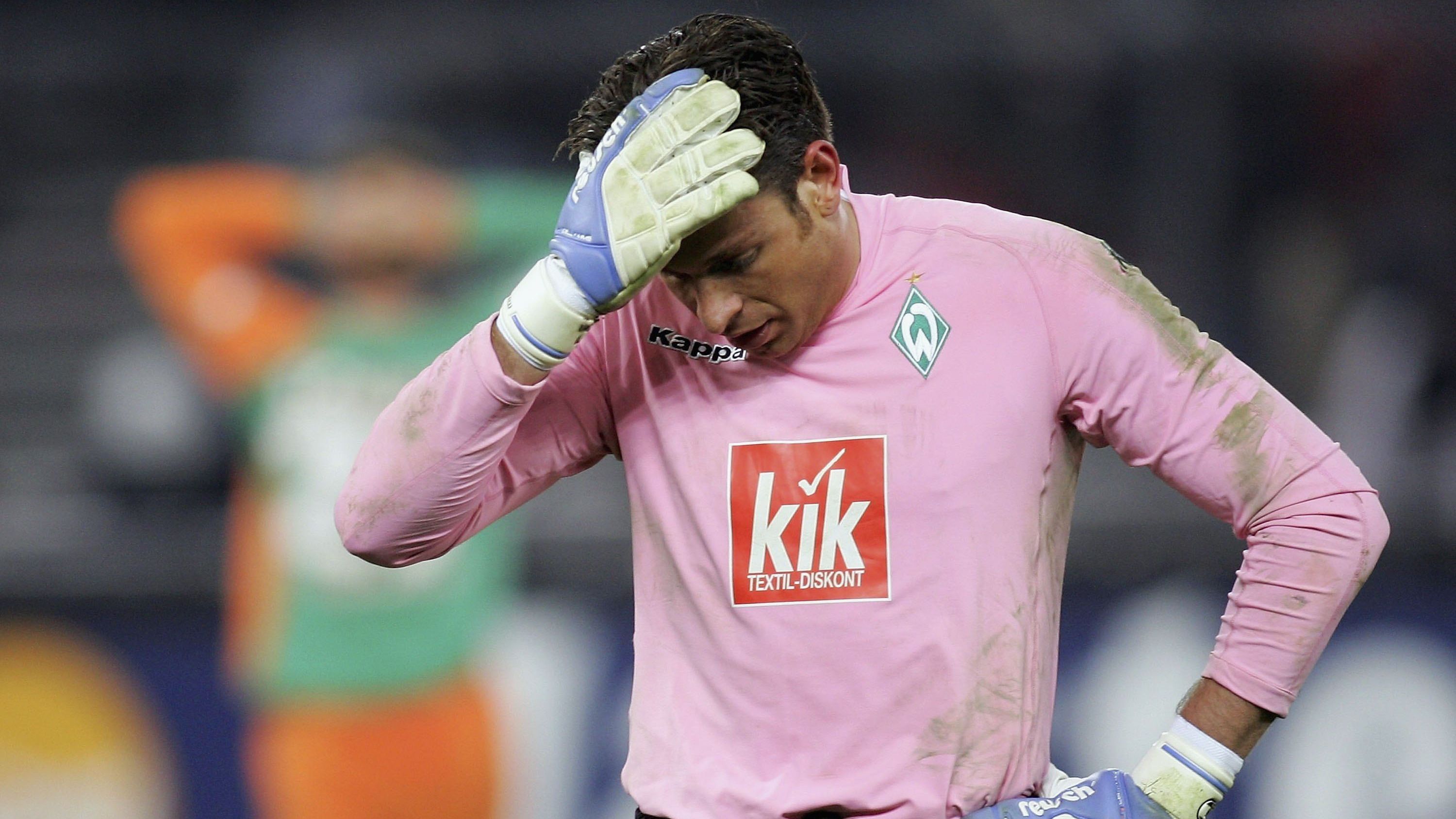 <strong>Werder Bremen 2005/06: Wiese in Pink</strong><br>Dieses Trikot zog sämtliche Blicke auf sich. Als Werder-Torwart Tim Wiese in der Saison 2005/06 plötzlich in Pink spielte, war die Verwunderung und teilweise auch der Spott groß. Dabei war Wiese einfach nur ein Trendsetter und Vorreiter - wie Juventus Turin, Real Madrid oder die deutsche Nationalmannschaft später bewiesen.