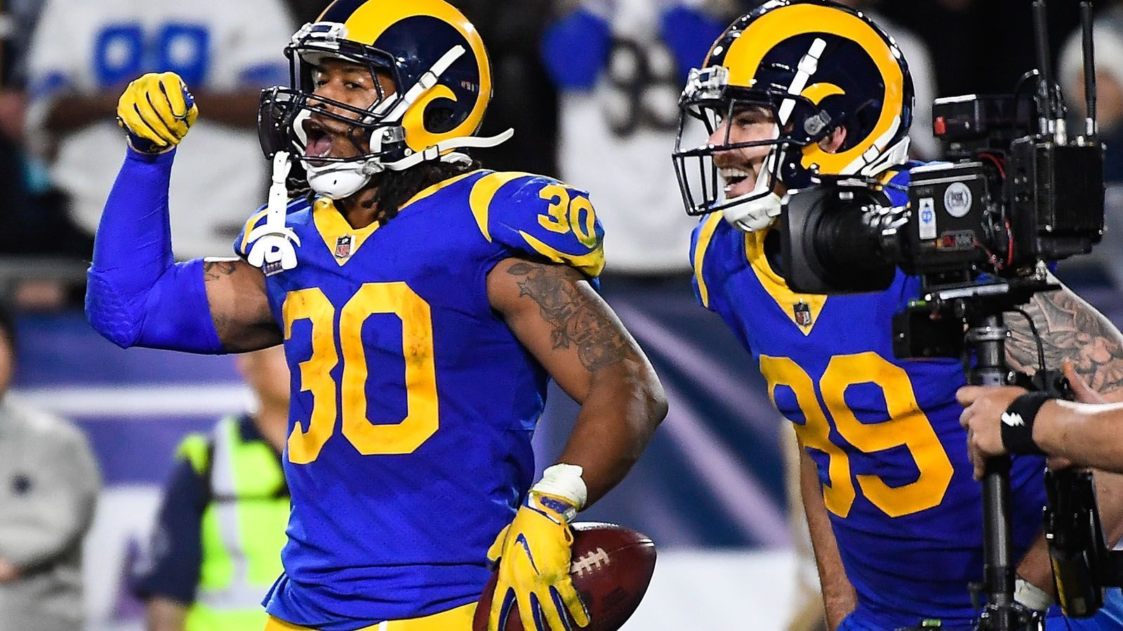 
                <strong>Platz 2: Los Angeles Rams (14-3 - letzte Woche Platz 2)</strong><br>
                Der 30:22-Erfolg der Rams über die Cowboys war knapp. Trotzdem stehen die Rams in unserem Power Ranking auf Platz zwei. Denn die Cowboys waren ein starker Gegner, der ihnen alles abverlangte. Gegen eine der besten Laufverteidigungen der NFL dominierten die Rams über den Boden. Sowohl Todd Gurley (im Bild links) als auch C.J. Anderson erzielten über 100 Yards Raumgewinn. Vor allem der erst im Dezember verpflichtete Anderson macht die Offense noch gefährlicher. 422 Rushing-Yards und vier Touchdowns erzielte er in bisher drei Spielen für die Rams. Die Saints müssen sich vor diesem Backfield-Duo warm anziehen.
              