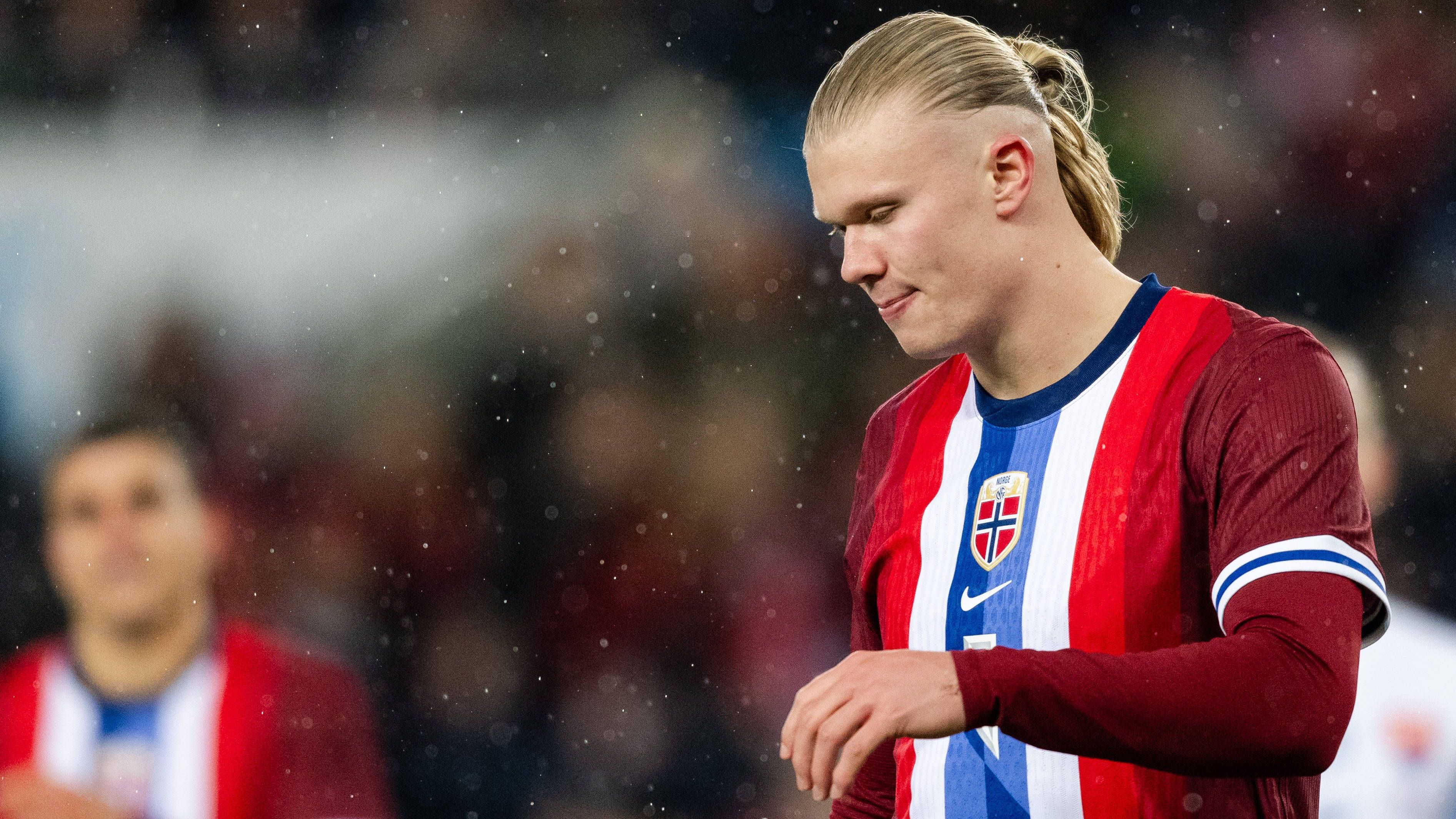 <strong>Erling Haaland (Norwegen)</strong><br>Was für Ödegaard gilt, ist ebenso für Erling Haaland Realität. Der Ausnahmestürmer von Manchester City spielt auf Klubebene eine bärenstarke Saison und wäre sicher gerne zur EM nach Deutschland gereist. Nur zuschauen zu können, wird seinen ohnehin starken Ehrgeiz wohl nur weiter steigern.