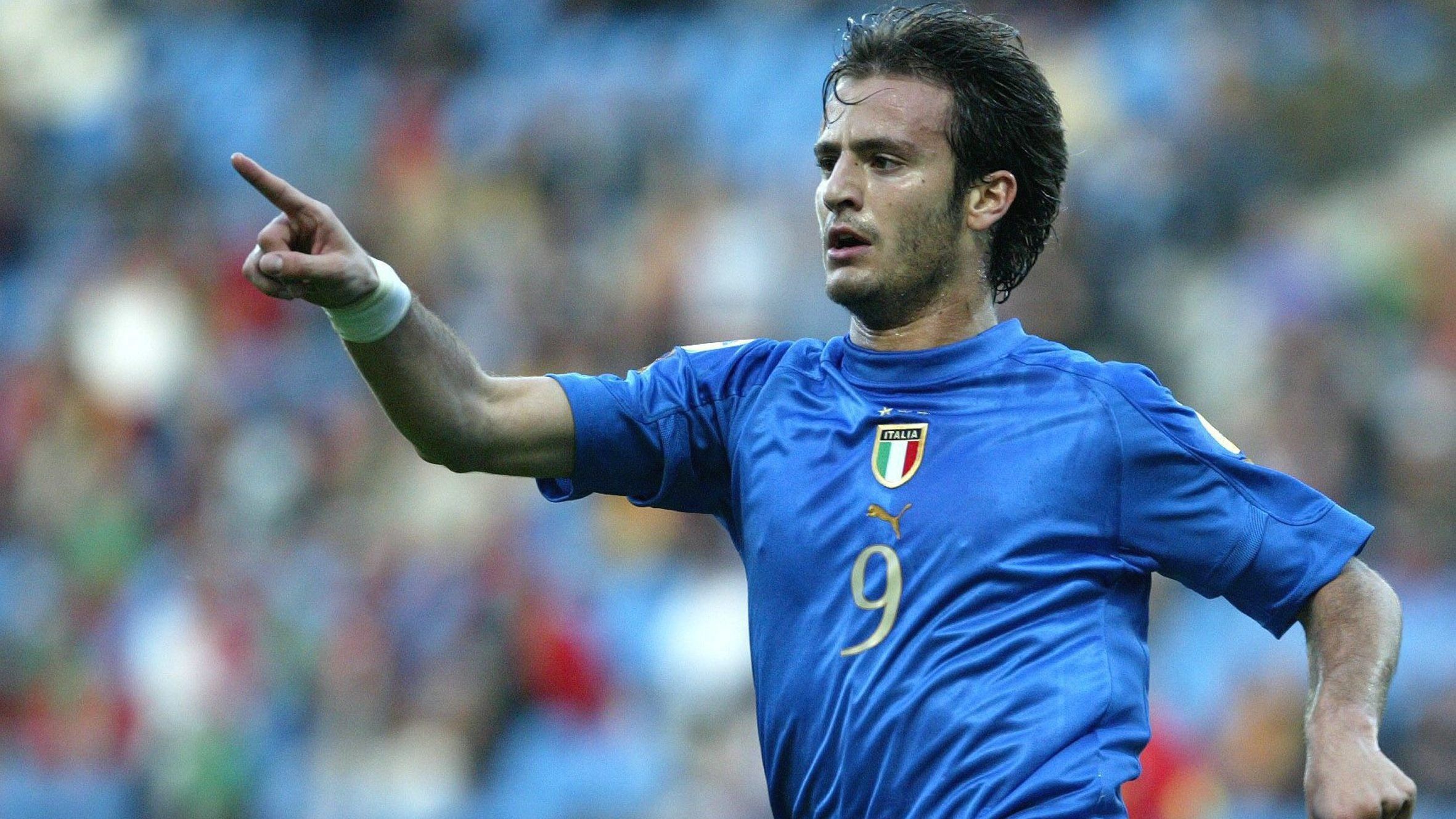 
                <strong>2004 - Alberto Gilardino (Italien)</strong><br>
                &#x2022; <strong>Anzahl der A-Länderspiele:</strong> 57<br>&#x2022; <strong>spätere Erfolge: </strong>Weltmeister 2006<br>
              