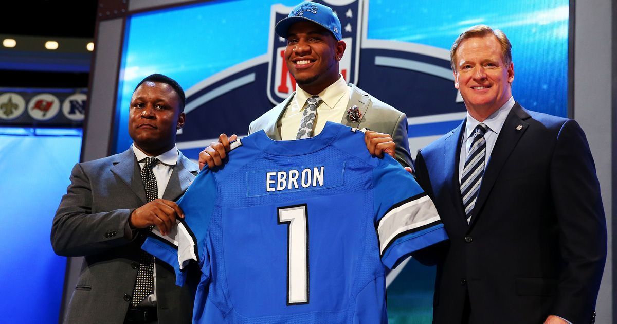 
                <strong>Detroit Lions: Eric Ebron (Tight End, 10. Pick 2014)</strong><br>
                Bevor Eric Ebron sein volles Potenzial bei den Indianapolis Colts zeigte, stand Ebron bei den Detroit Lions unter Vertrag. Dort konnte der athletische Tight End seinen Top-10-Pick nie rechtfertigen, im Gegenteil: Ebron bleibt den meisten Lions Fans wegen zahlreicher Drops in Erinnerung. Daher entschlossen sich die Verantwortlichen 2018 dazu, Ebron zu entlassen. Bitter für Detroit: In der folgenden Saison für die Indianapolis Colts drehte Ebron mit 13 Receiving Touchdowns auf, mehr als in vier Jahren Detroit zusammen. 2020 ging er zu den Pittsburgh Steelers.
              