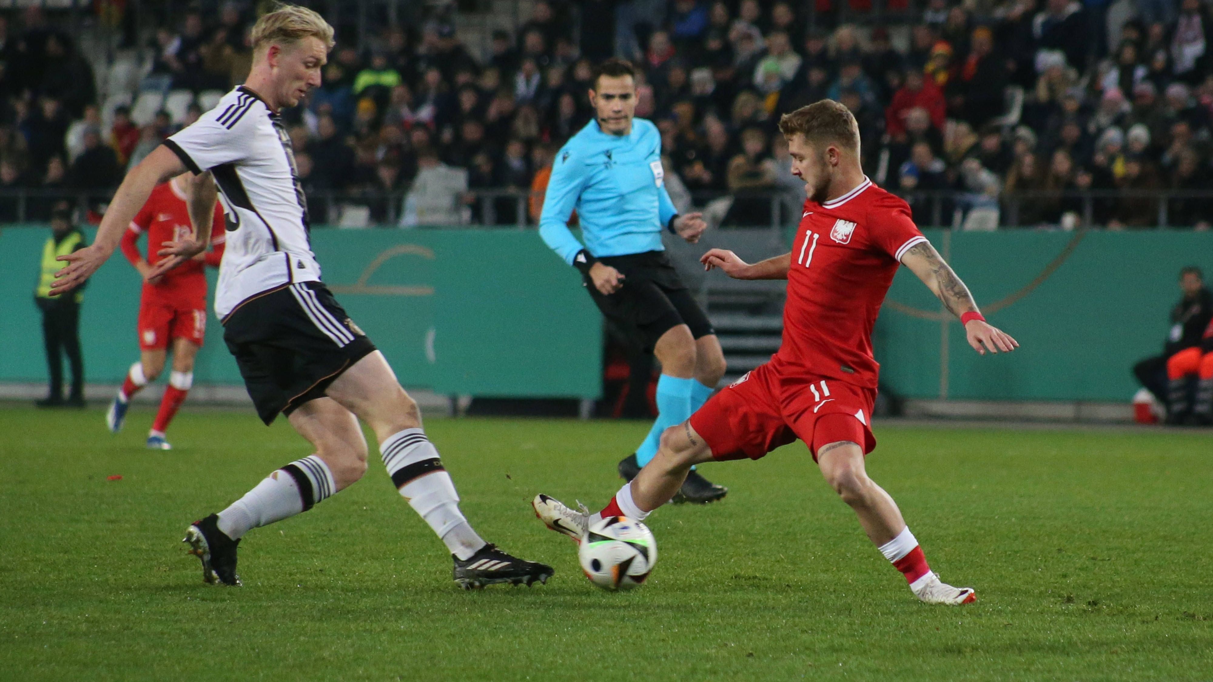 <strong>Colin Kleine-Bekel<br></strong>Braucht etwas, um ins Spiel zu kommen, ist dann aber in den meisten Zweikämpfen sehr stabil. Wichtiges Tackling in der 36. Minute. Mit dem Ball nicht nur sicher, sondern auch mit dem einen oder anderen Impuls.<strong><em> ran</em></strong><strong>-Note: 2</strong>