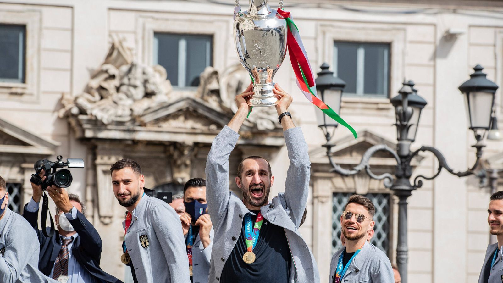 
                <strong>Gute Laune bei Chiellini</strong><br>
                Giorgio Chiellini hat sich bei dem Turnier in die Herzen der Fußballfans weltweit gespielt. Der Pokal und der Verteidiger sind unzertrennlich.
              