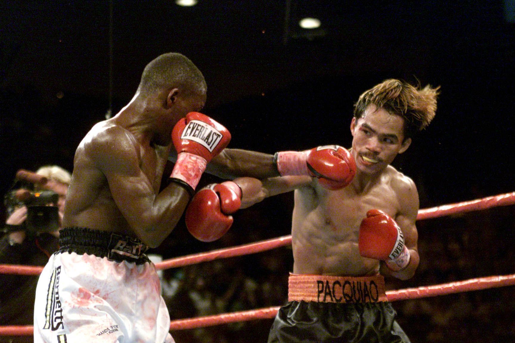 
                <strong>Manny Pacquiao vs Lehlohonolo Ledwaba (2001)</strong><br>
                2001 schnappte sich Pacquiao den WM-Gürtel im Super Bantamgewicht. Bei seinem ersten Auftritt im MGM Grand in Las Vegas besiegte er Lehlohonolo Ledwaba durch technischen K. o. in der 6. Runde. Jetzt wollten auch die Amerikaner mehr von ihm sehen. 
              