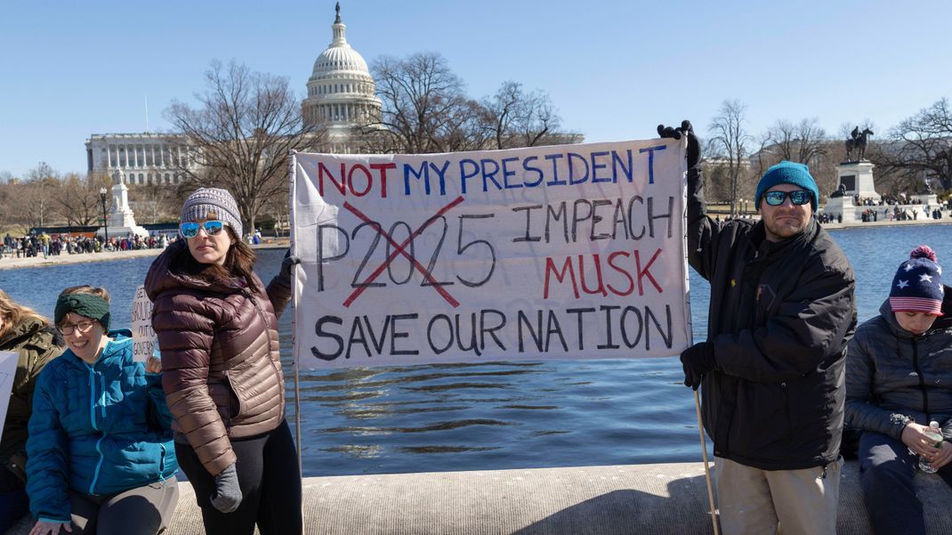 Am 17. Februar demonstrierten Menschen in New York gegen die Politik von Donald Trump.