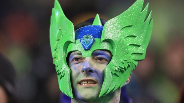 
                <strong>Seattle Sounders FC vs. Philadelphia Union (MLS 2010)</strong><br>
                Seattle Sounders FC vs. Philadelphia Union (MLS 2010): Bei einem Spiel der Major League Soccer verkleidete sich dieser Mann als Superheld - sein Team, die Seattle Sounders, schafften es in die Playoffs. Ob es an den Superkräften lag?
              