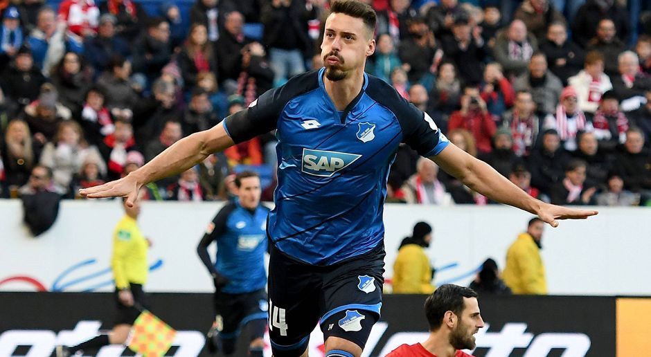 
                <strong>Mentalität: Sandro Wagner</strong><br>
                … Sandro Wagner. Der Hoffenheim-Stürmer ist extrovertiert und polarisiert die Fans. Zuletzt sorgt die Aussage "Ich bin der beste deutsche Stürmer" für Diskussion. Aber auch mit Zitaten, wie "Fußballer verdienen zu wenig" macht Wagner immer wieder auf sich aufmerksam. Auch bei der Vereinswahl unterscheidet sich der 29-Jährige von Meier: In den vergangenen acht Jahren stand der Angreifer insgesamt bei sieben verschiedenen Klubs unter Vertrag.
              