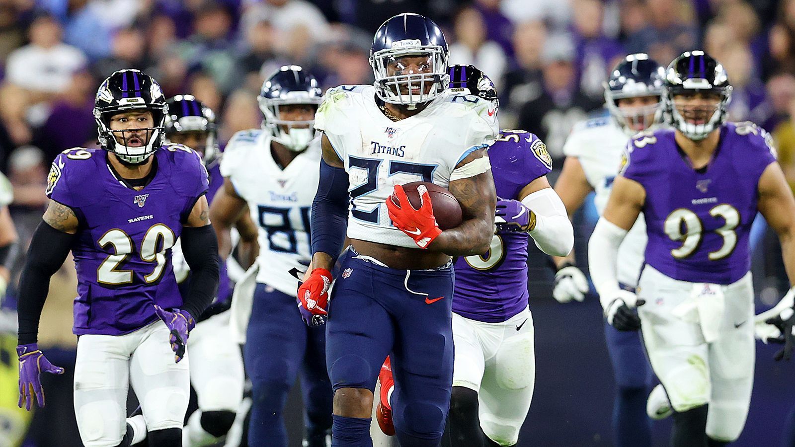 
                <strong>Derrick Henry (Tennessee Titans)</strong><br>
                Er hat es schon wieder getan! Beim 28:12-Coup der Tennessee Titans bei Regular-Season-Krösus Baltimore Ravens lieferte Derrick Henry zum dritten Mal nacheinander mehr als 180 Rushing Yards ab. 195, um genau zu sein. Dabei blieb der bullige Running Back zwar ohne Score, an einem Touchdown war er dennoch beteiligt. Im dritten Viertel fand der Second Rounder des Draft 2016 bei einem Trickspielzug mit einem einzigen Pass Corey Davis für drei Yards in der Endzone. Die Ravens-Defense dürfte noch einige Nächte lang schlecht von ihm träumen.
              