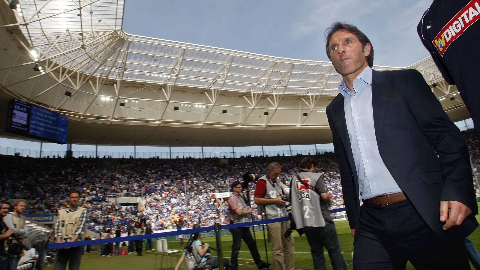 
                <strong>Bruno Labbadia (1.7.2009 bis 26.4.2010)</strong><br>
                Bruno Lababadia führte den HSV in der Saison 2009/2010 auf Rang sieben und ins Halbfinale der Europa League. Weil er es dennoch schaffte, die halbe Mannschaft um Stars wie Ze Roberto oder Ruud van Nistelrooy gegen sich aufzubringen, musste auch er vorzeitig den Hut nehmen.
              