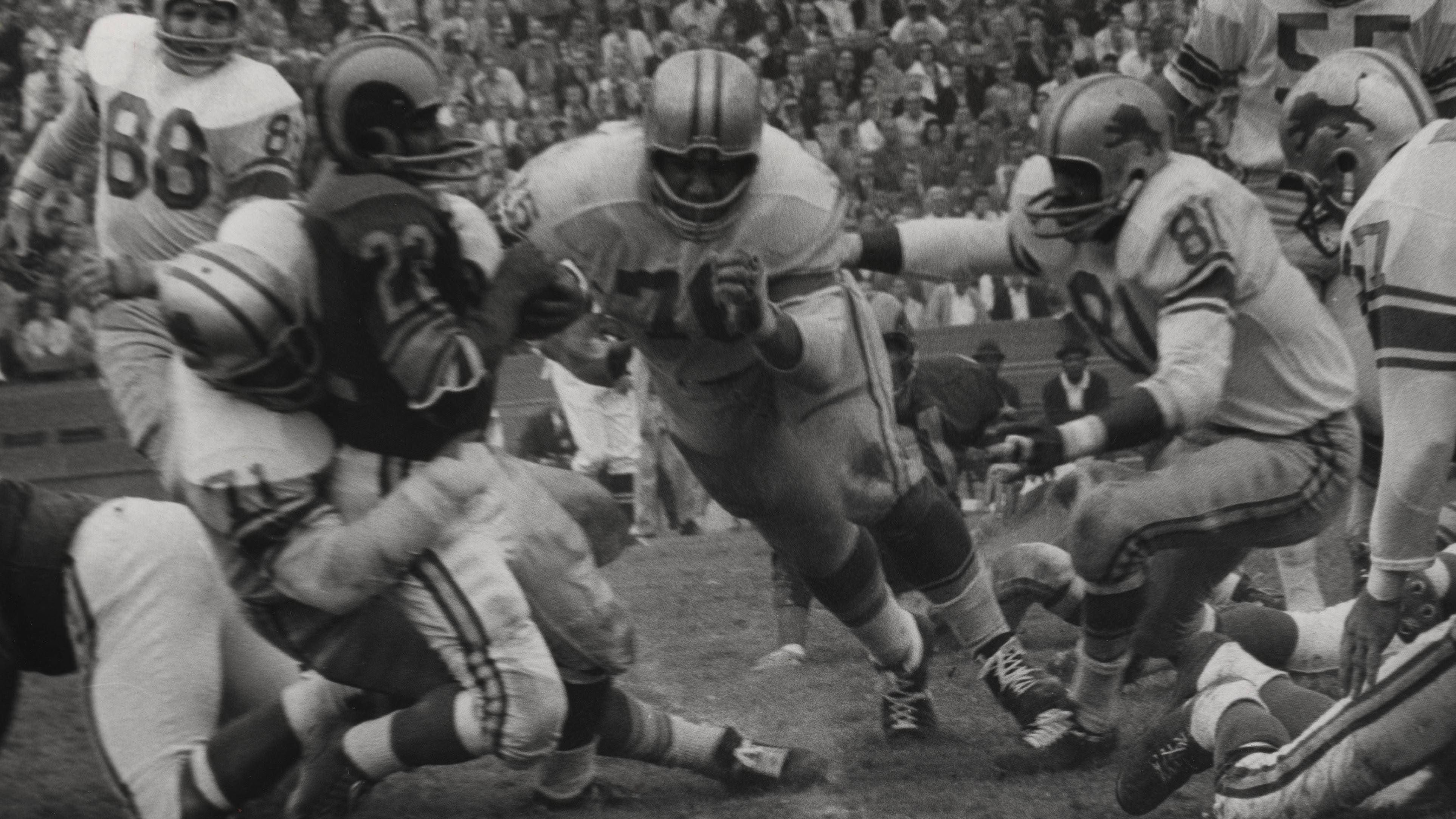 <strong>Rang 5: Dick "Night Train" Lane (Defensive Back - Rams, Cardinals, Lions)</strong><br>Sein Tackling-Stil war so brutal, dass die NFL sein patentiertes "Clothesline Tackle" tatsächlich verbot. Dabei handelte es sich um ein Tackling, bei dem ein Spieler seinen ausgestreckten Arm einsetzt, um seinen Gegner am Hals oder an der Kehle zu treffen. Nach dem Verbot nutzte er seinen Unterarm für Tackles, was inzwischen ebenfalls illegal ist. In seiner Rookie-Saison kam er auf 14 Interceptions.