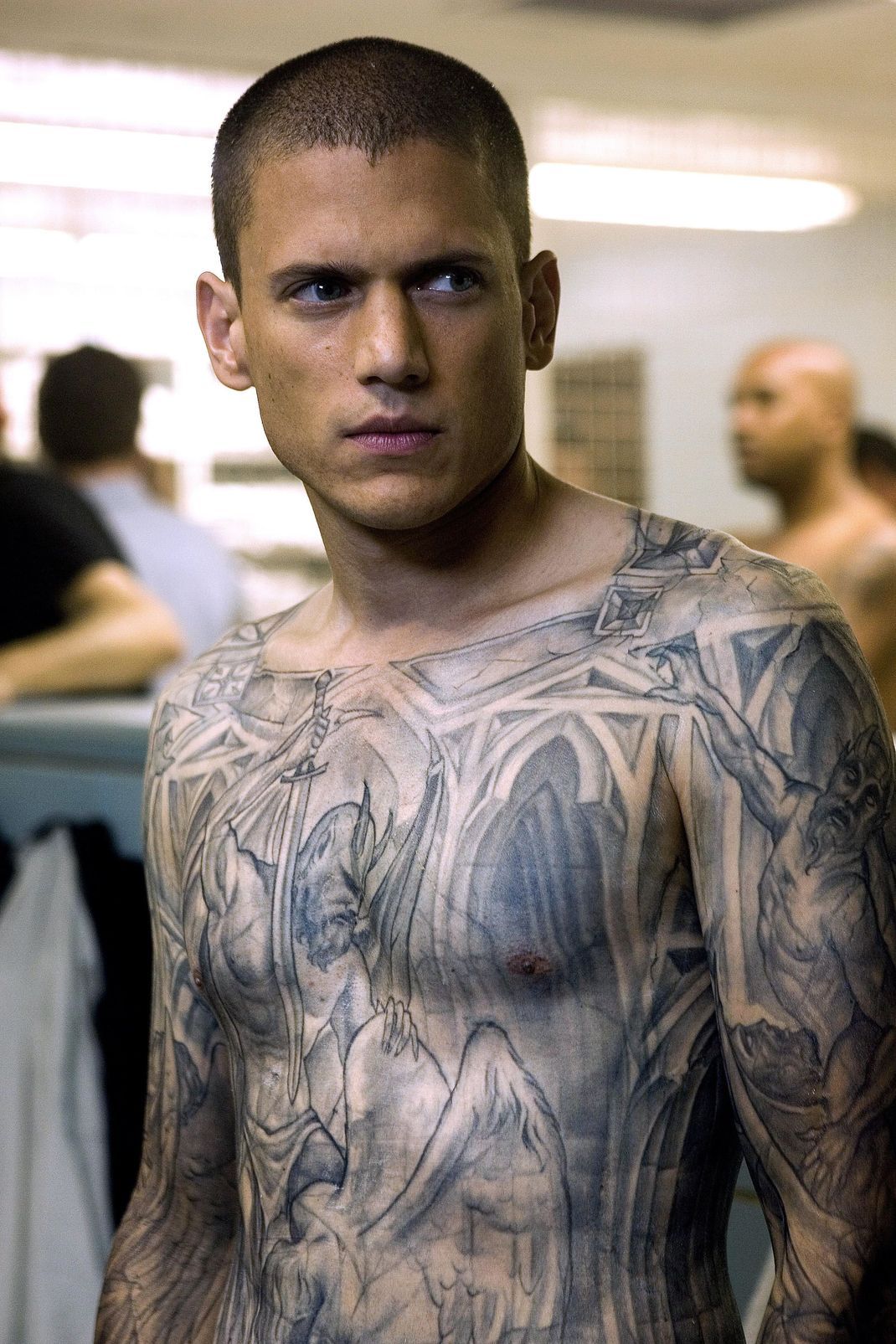 Wentworth Miller als Michael Scofield in "Prison Break" mit seinem legendären Fluchtplan-Tattoo, das in der Serie eine zentrale Rolle spielt: Es ist eine Karte des Gefängnisses.