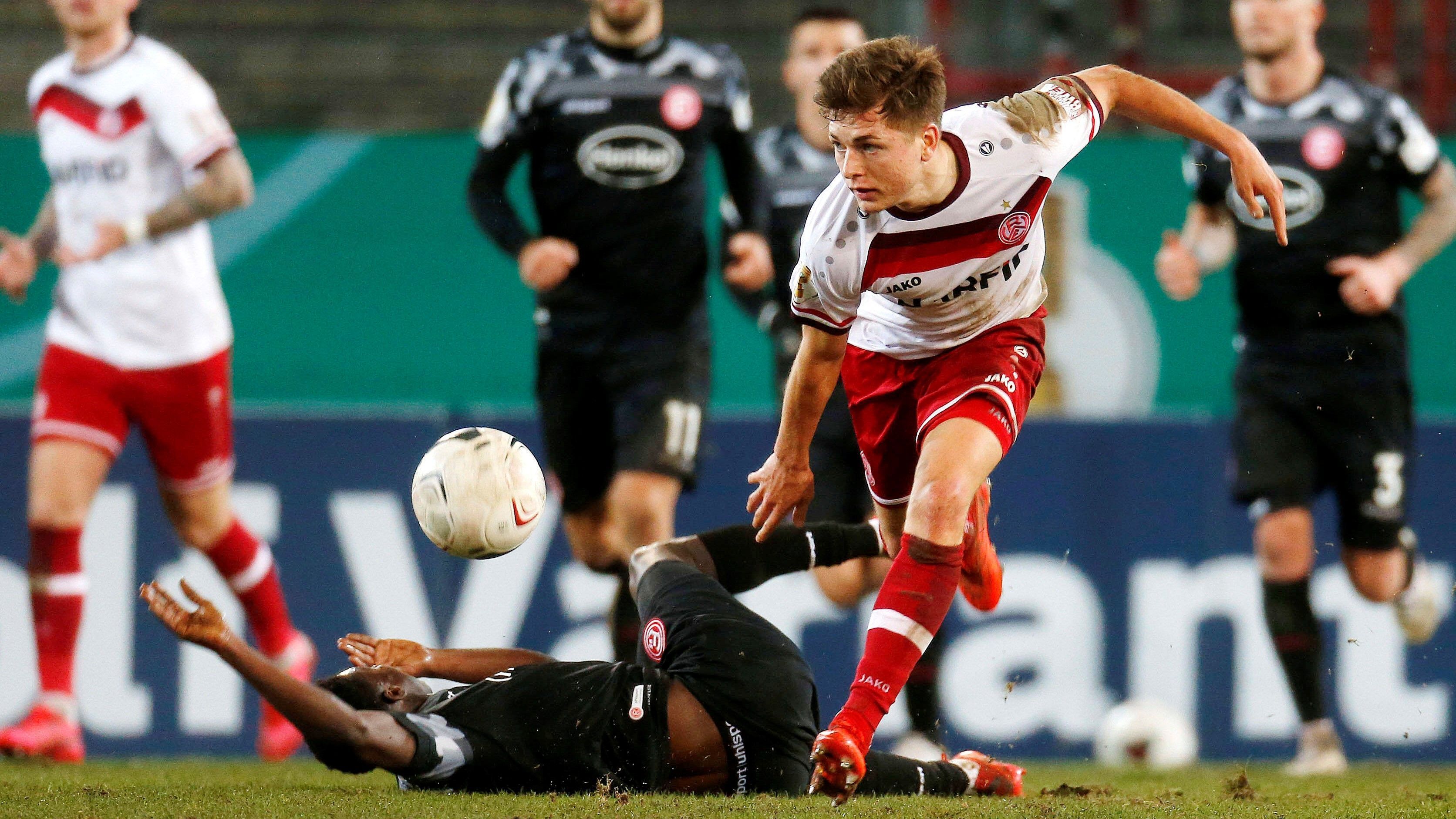 
                <strong>Platz 16: Rot-Weiss Essen</strong><br>
                Der Pokal bietet immer die Bühne für sogenannte Fußballmärchen. Regionalligiste Rot-Weiss Essen spielt in der diesjährigen Version die Rolle des tapferen Kleinen, der sich gegen die Obrigkeit auflehnt. Ehrfurcht kennt der Außenseiter nicht, trotz des übermächtig erscheinenden Gegners Bayer Leverkusen, seines Zeichen Vorjahresfinalist."Das wird kein Bonusspiel, bei dem wir mit Autogrammkarten und Edding dastehen und uns Unterschriften von den Stars holen. Wir wollen gewinnen", kündigte Essens Vorstandchef Marcus Uhlig der "dpa" an. Sein Klub schreibt lieber an der eigenen Erfolgsgeschichte, statt sich Autogramme aushändigen zu lassen. Die Kapitel Bielefeld und Düsseldorf schlossen mit einem Happy End. Selbstvertrauen verleiht zudem eine märchenhafte Serie: Seit 32 Pflichtspielen (rund ein Jahr lang) ist RWE ungeschlagen – gegen Leverkusen aber trotzdem Außenseiter.
              