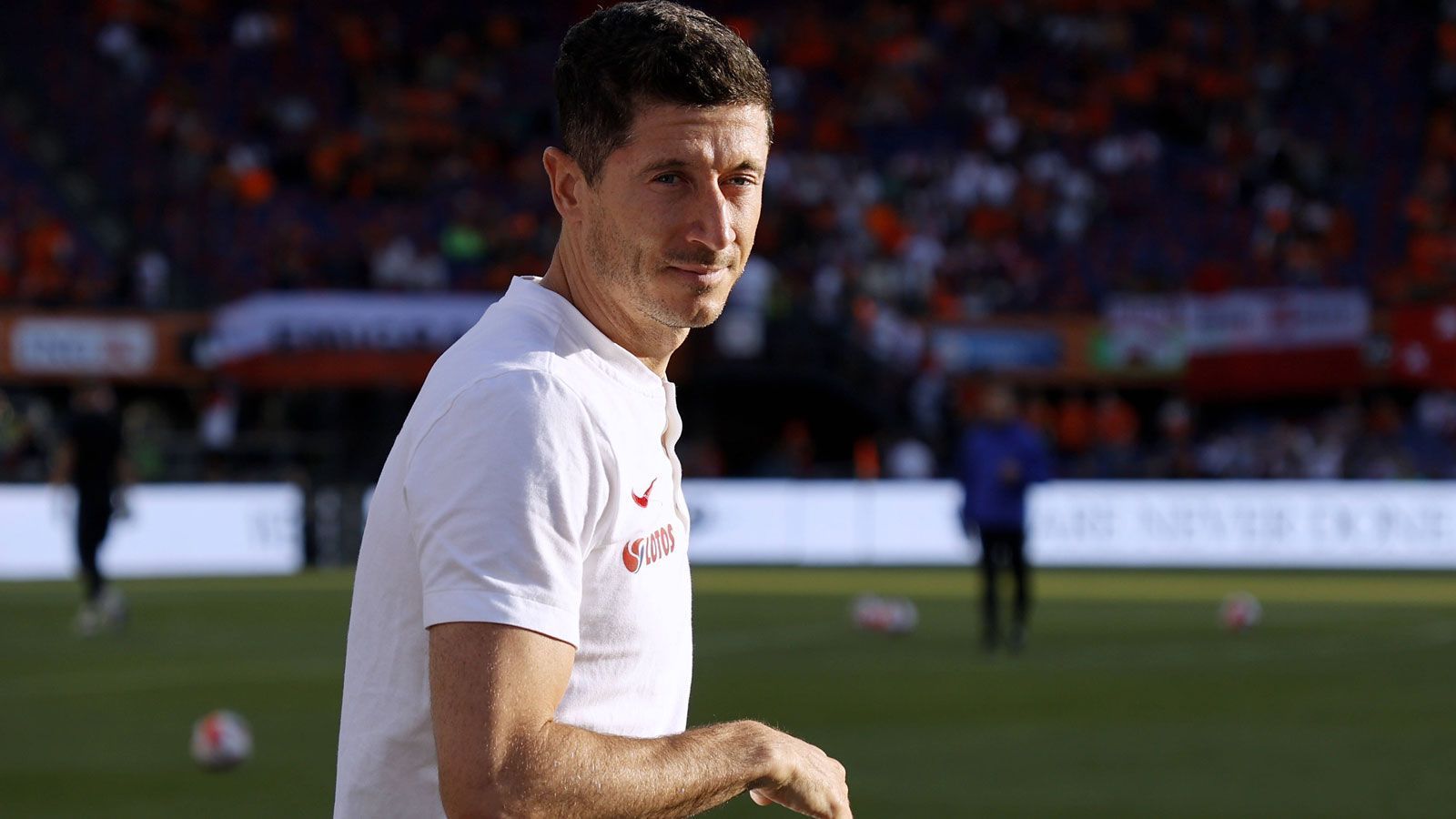 
                <strong>Robert Lewandowski (FC Barcelona)</strong><br>
                Ein Jahr vor Vertragsende beim FC Bayern München kehrt Robert Lewandowski der Bundesliga nach zwölf titelreichen Jahren den Rücken und schließt sich dem FC Barcelona an. Bei den Katalanen, die 45 Millionen Euro plus bis zu fünf Millionen Euro Bonus zahlen, bekommt der Pole einen Vierjahresvertrag. Vorausgegangen war ein wochenlanges Transfertheater, das zum Teil in aller Öffentlichkeit ausgetragen wurde. Auch die Vollzugsmeldung ließ mehrere Tage auf sich warten.
              