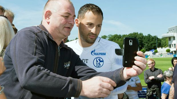 
                <strong>FC Schalke 04</strong><br>
                Bei den "Knappen" stand natürlich der neue Trainer Domenico Tedesco zum Auftakt im Mittelpunkt des Fan-Interesses. Der 31-jährige Deutsch-Italiener coachte in der vergangenen Spielzeit noch den Zweitligisten Erzgebirge Aue und soll nun bei S04 für Erfolge sorgen, nachdem Vorgänger Markus Weinzierl nach nur einem Jahr gefeuert wurde.
              