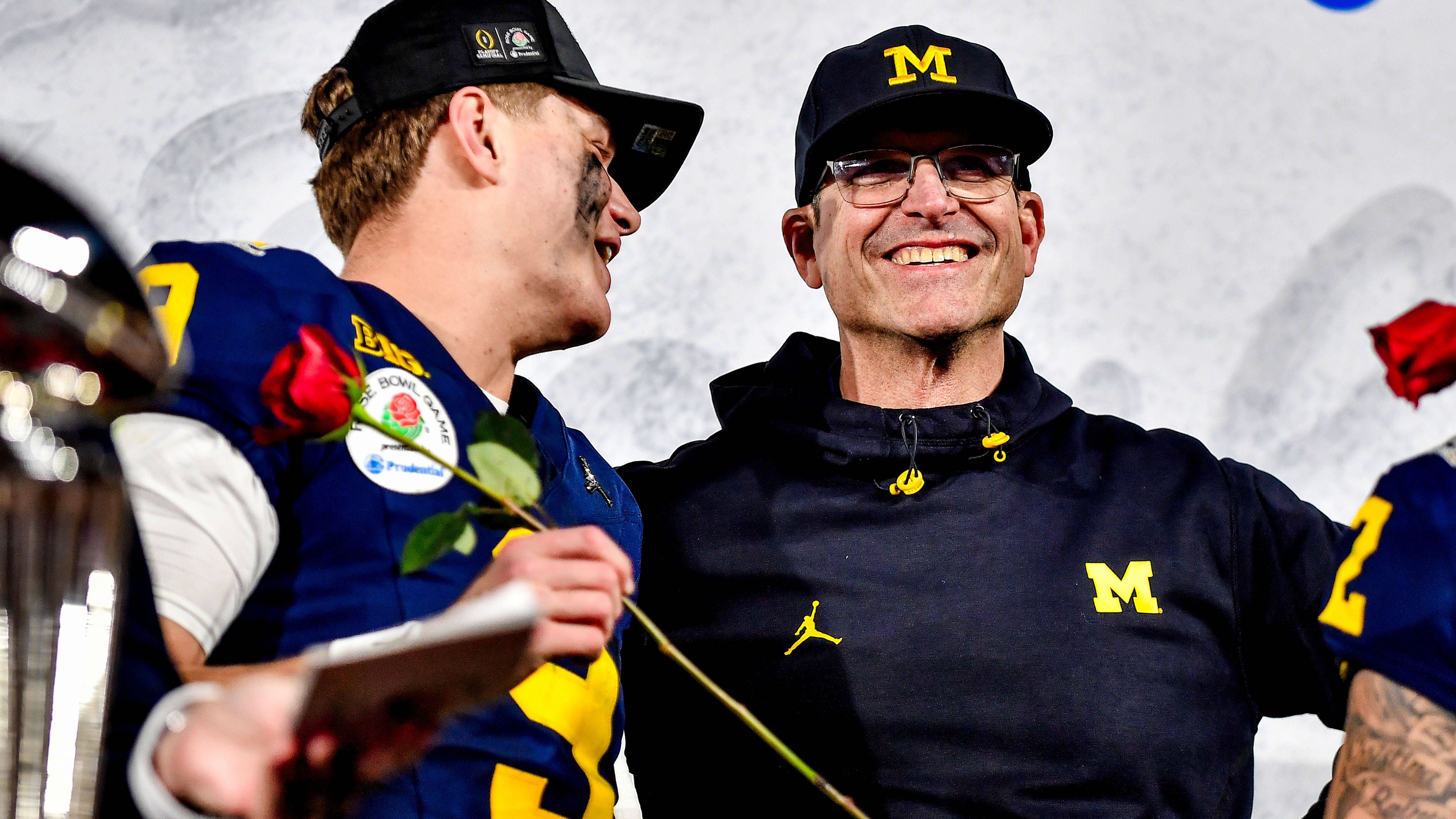 <strong>Auf der Suche: Jim Harbaugh</strong><br>Harbaugh steht mit den Michigan Wolverines vor dem Gewinn der College-Meisterschaft (das Finale <a href="https://www.ran.de/sports/american-football/college-football/livestreams/college-football-michigan-wolverines-vs-alabama-crimson-tide-und-washington-huskies-vs-texas-longhorns-live-auf-prosieben-maxx-joyn-rande-und-in-der-ran-app-324603">in der Nacht vom 8. auf den 9. Januar ab 1:20 Uhr LIVE auf ProSieben MAXX und Joyn und ran.de</a>). Schon länger wird über eine NFL-Rückkehr spekuliert, laut "ESPN" wird das Thema heißer. So hat Harbaugh seinen Vertrag nicht vorzeitig verlängert, das Michigan-Angebot liegt ihm schon länger vor.