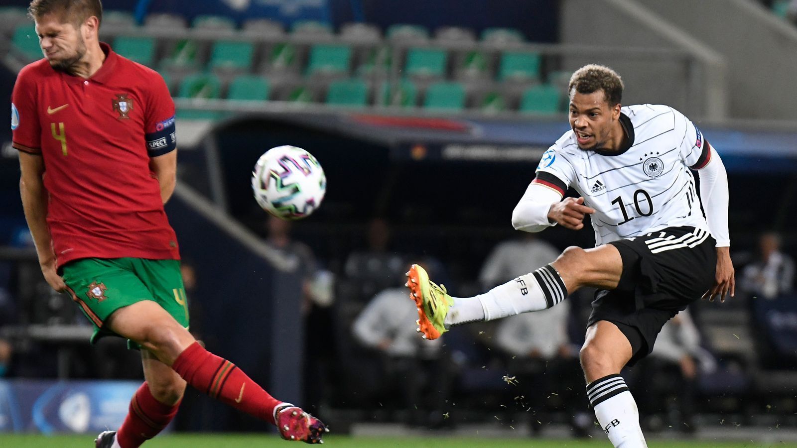 
                <strong>Lukas Nmecha</strong><br>
                Der Mittelstürmer machte mit seinem goldenen Tor im Finale nicht nur den Titel, sondern auch den Goldenen Schuh als bester Torschütze des Turniers für die persönliche Vitrine perfekt. Werbung in eigener Sache hat er also mehr als genug betrieben. Für die Nationalmannschaft könnte er als echter "Neuner" in den kommenden Jahren zu einem wichtigen Spieler werden, sollte Flick einen solchen Spielertypen benötigen.
              