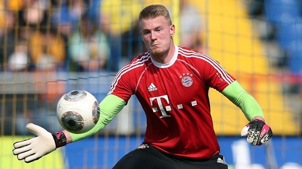 
                <strong>Lukas Raeder</strong><br>
                Lukas Raeder: Der erst 21-jährige Keeper ist zweifacher Deutscher Meister, zweifacher Pokalsieger, Champions-League-Sieger und Supercup-Sieger mit dem FC Bayern München. Den Durchbruch konnte Raeder beim Rekordmeister allerdings nicht schaffen, im Sommer 2014 zog es ihn deshalb zu Victoria Setubal nach Portugal.
              