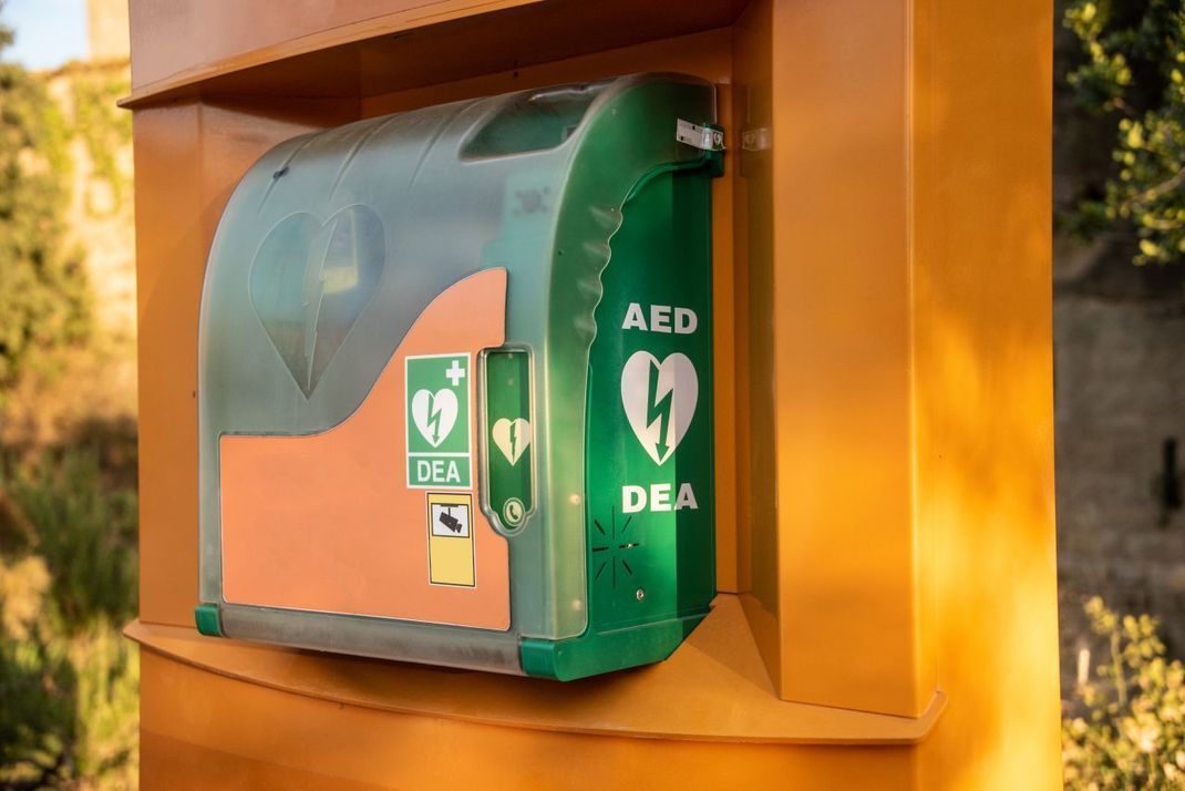 Defibrillatoren finden sich an vielen Orten in Deutschland: auf öffentlichen Plätzen oder auch in Betrieben.