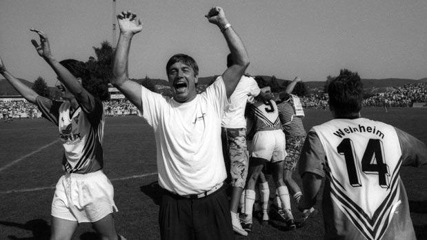 <strong>FC Bayern München gegen FV 09 Weinheim (1990/91)</strong><br>
                Es ist die Sensation schlechthin. 1990/91 schlägt Drittligist&nbsp;FV Weinheim&nbsp;den FC Bayern mit 1:0. Beim FCB spielen die frisch gebackenen Weltmeister Raimond Aumann, Klaus Augenthaler, Jürgen Kohler, Stefan Reuter und Hans Pflügler.&nbsp;Trainer Lothar Strehlau (M.) freut sich über den größten Erfolg der Vereinsgeschichte.
