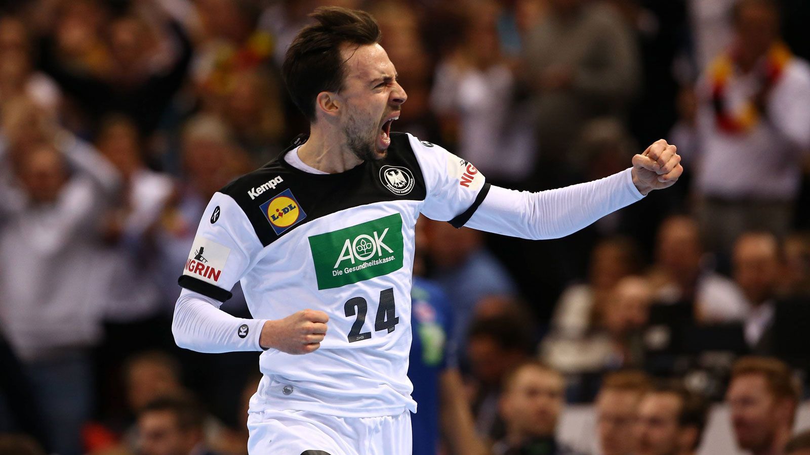 
                <strong>Patrick Groetzki </strong><br>
                Wie im ganzen Turnier schon, mit guten und schlechten Szenen. Hin und wieder sticht er durch und trifft vorne, dafür in der Defensive nicht immer zur Stelle. ran-Note: 4
              