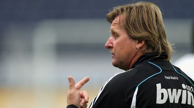 
                <strong>Bernd Schuster</strong><br>
                Bernd Schuster: So bekam mit dem "blonden Engel" ein Deutscher seine Chance bei Real Madrid. Der frühere Profi von Real und Barcelona hielt es immerhin gut anderthalb Jahre auf der Bank aus. Doch auch er konnte die Erwartungen nicht erfüllen. Im Dezember 2008 wurde Schuster auf Platz fünf liegend gefeuert.
              