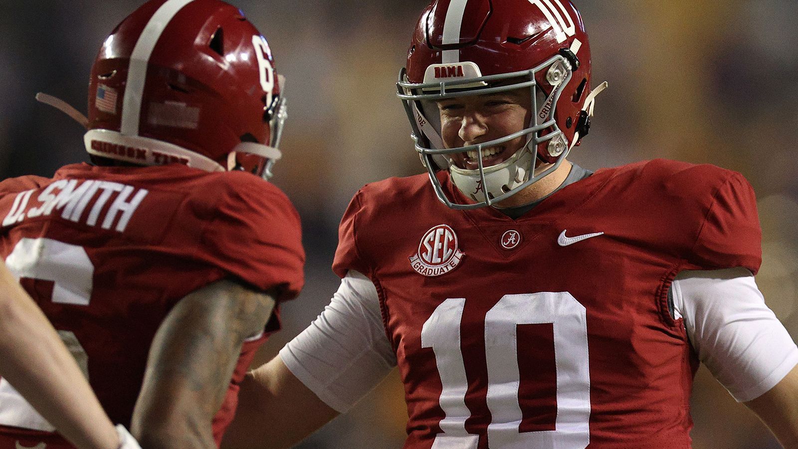 
                <strong>Mac Jones (Alabama Crimson Tide/Quarterback)</strong><br>
                Der 22-Jährige brachte im ganzen Jahr 76,5 Prozent seiner Pässe an den Mann und erzielte dabei 3.739 Passing Yards. Hinzu kommen 32 Touchdowns bei nur vier Interceptions. Jones könnte der erste Quarterback der Crimson Tide werden, der die Heisman Trophy nach Alabama holt. Die härteste Konkurrenz gibt's aber ausgerechnet aus dem eigenen Team …
              