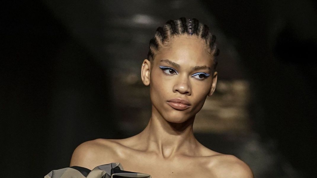 Christian Siriano zeigte auf der Paris Fashion Week den coolen Hairtrend für die kalten Monate.