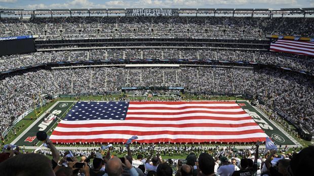 
                <strong>MetLife Stadium (East Rutherford)</strong><br>
                MetLife Stadium (East Rutherford): Die beiden NFL-Teams New York Jets und New York Giants nutzen die 2010 eröffnete Arena in New Jersey als Heimstätte. Das Stadion wurde sogar vier Monate vor dem geplanten Termin fertiggestellt und bietet 82.500 Zuschauern Platz. Das erste Spiel bei der Copa America, das in diesem Stadion ausgetragen wird, ist die Begegnung zwischen Ecuador und Haiti. Auch das Endspiel wird im MetLife Stadium stattfinden.
              