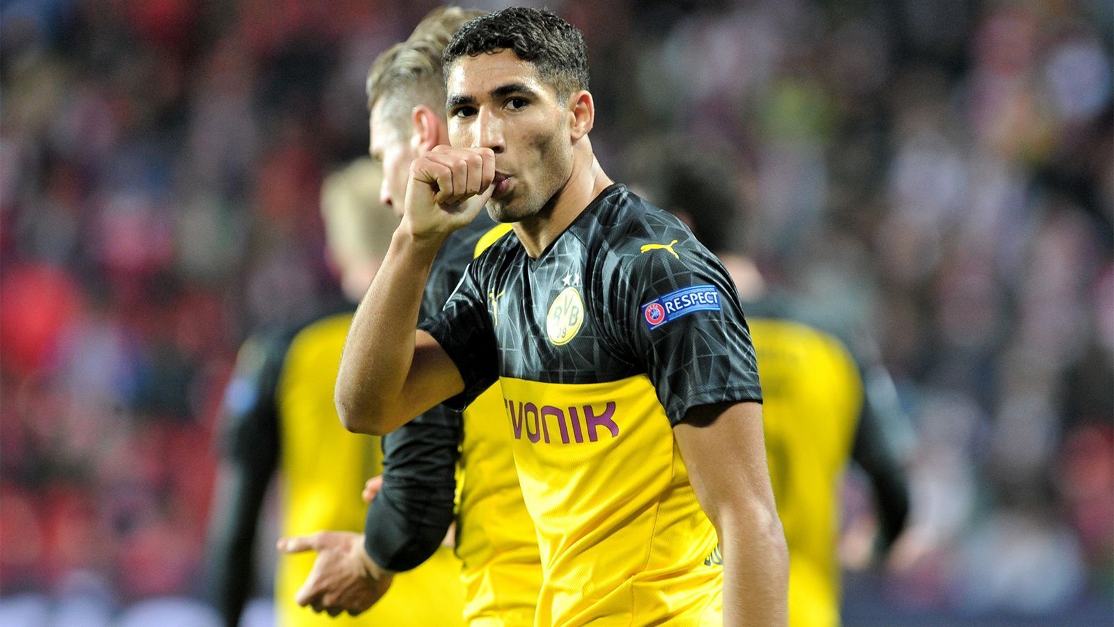 
                <strong>Achraf Hakimi</strong><br>
                Die Real-Leihgabe kommt glücklich zum Abschluss aus rund zwölf Metern, zieht die Kugel aber knapp vorbei. Auch danach bleibt der Außenbahnen-Allrounder ein steter Unruheherd, nach sehenswerter Einzelleistung über das halbe Feld vollendet er eiskalt zur etwas überraschenden Führung. Wenig später wird Hakimi gerade noch vor Keeper Kolar ausgebremst. Doch mit seinem zweiten Treffer in der Schlussminute sichert der den Dreier, danach ist direkt Feierabend für den Marokkaner. ran-Note: 1
              