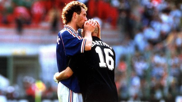 
                <strong>Laurent Blanc und Fabien Barthez</strong><br>
                Laurent Blanc: Der Libero führte jahrelang die französische Nationalmannschaft als Kapitän aufs Feld. Sein Ritual war es, vor jedem Länderspiel die Glatze von Torwart und Teamkollegen Fabien Barthez zu küssen. Angeblich brachte es Blanc Glück.
              