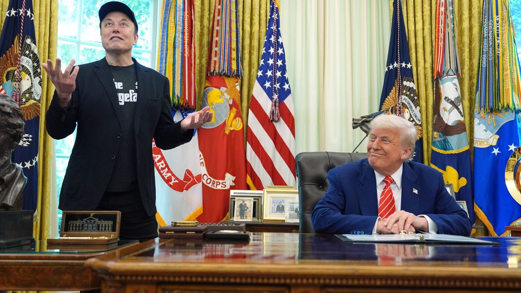 Elon Musk (l) spricht während einer Pressekonferenz mit Präsident Donald Trump im Oval Office des Weißen Hauses
